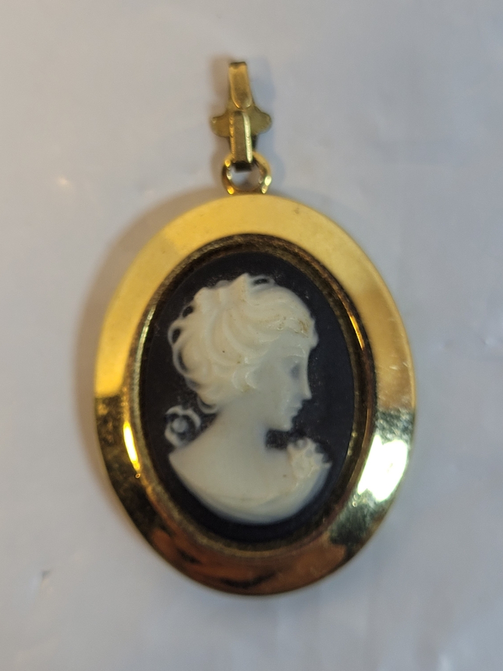 Small Vintage Gold Tone Cameo Locket (C22)